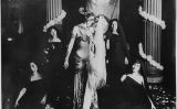 Mata-Hari tenia èxit per la seva sensualitat traient-se la roba, agosarada per a l’època