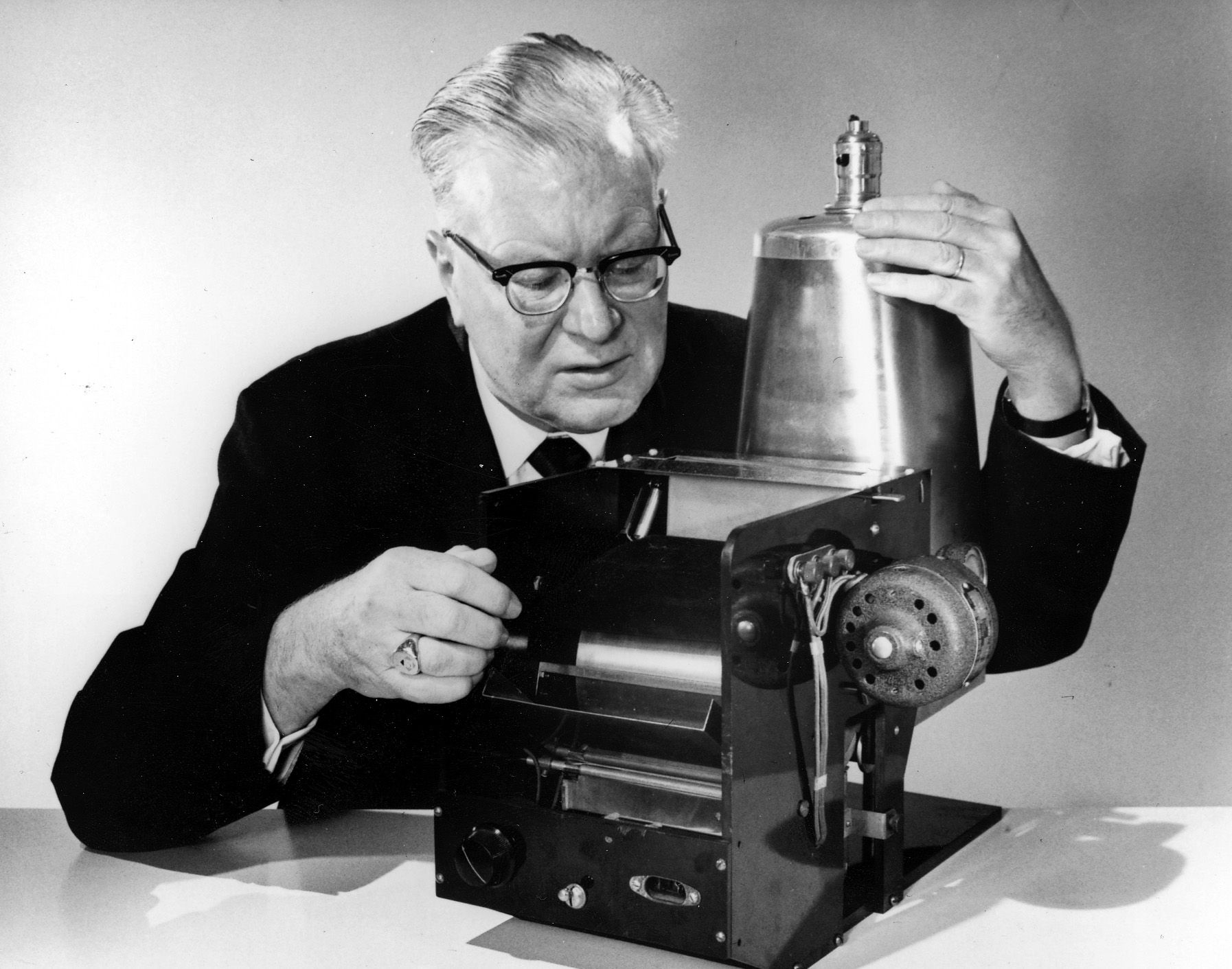Chester Carlson amb la primera fotocopiadora de la història