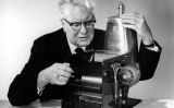 Chester Carlson amb la primera fotocopiadora de la història