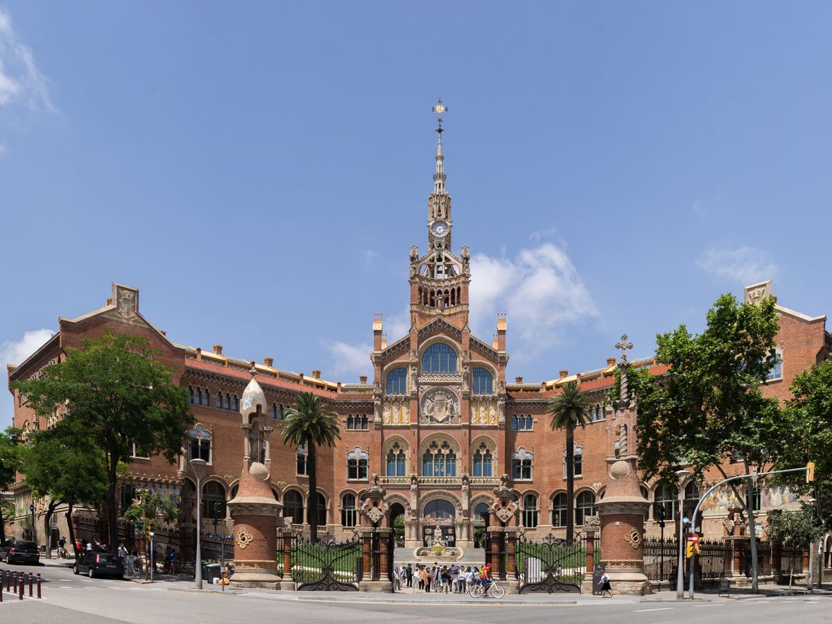Façana principal de l'Hospital de Sant Pau de Barcelona, obra de Domènech i Montaner