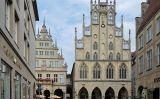 Façana gòtica de l’ajuntament de Münster. A l'interior s'hi visita la Sala de la Pau, un dels escenaris principals de la pau de Westfàlia Façana gòtica de l’ajuntament de Münster. A l'interior s'hi visita la Sala de la Pau, un dels escenaris principals de la pau de Westfàlia