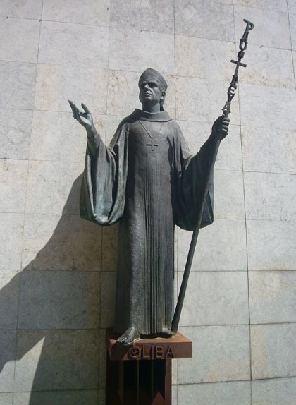 Estàtua de l'abat Oliba situada davant la portalada del monestir de Ripoll Estàtua de l'abat Oliba situada davant la portalada del monestir de Ripoll