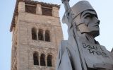 Estàtua en homenatge a Oliba de Cerdanya davant de la catedral de Sant Pere de Vic