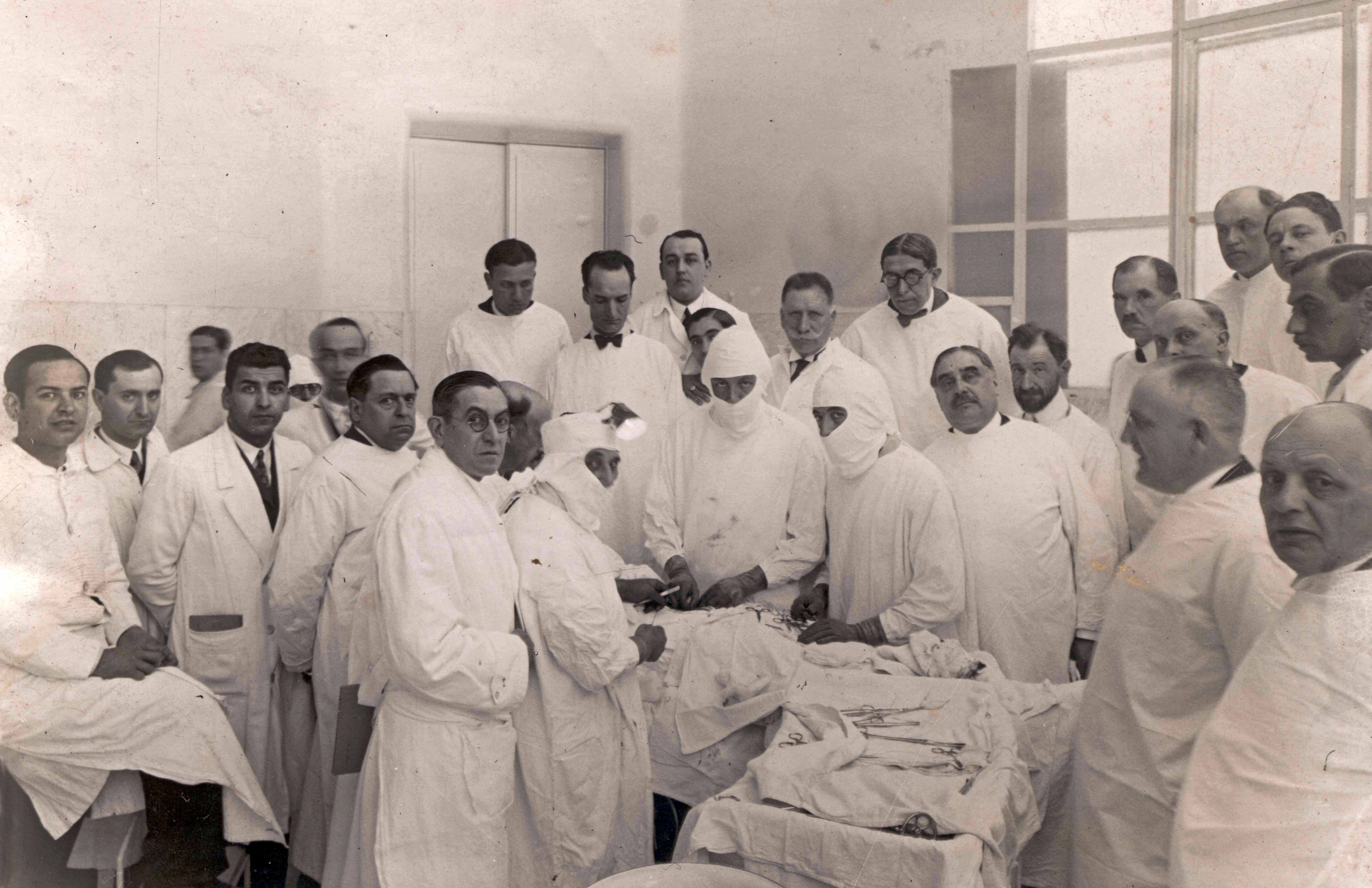 Els doctors Josep Trueta i Manuel Corachan practiquen un procediment quirúrgic davant la mirada d’altres col·legues l'any 1930