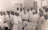 Els doctors Josep Trueta i Manuel Corachan practiquen un procediment quirúrgic davant la mirada d’altres col·legues l'any 1930 Els doctors Josep Trueta i Manuel Corachan practiquen un procediment quirúrgic davant la mirada d’altres col·legues l'any 1930