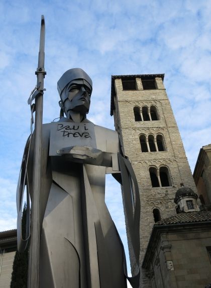 Homenatge a la pau i treva, davant del campanar de la catedral de Vic Homenatge a la pau i treva, davant del campanar de la catedral de Vic