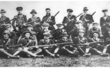 Fotografia del 1920 o 1921 de la columna Seán Hogan de l'Exèrcit Republicà Irlandès durant la guerra angloirlandesa Fotografia del 1920 o 1921 de la columna Seán Hogan de l'Exèrcit Republicà Irlandès durant la guerra angloirlandesa