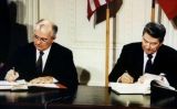 Gorbatxov i Reagan signen el Tractat d'Eliminació de les Forces Nuclears d'Abast Mitjà, el 1988 Gorbatxov i Reagan signen el Tractat d'Eliminació de les Forces Nuclears d'Abast Mitjà, el 1988