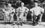 Winston Churchill, Harry S. Truman i Josif Stalin al Palau Cecilienhof abans de la conferència de Potsdam, a Alemanya Winston Churchill, Harry S. Truman i Josif Stalin al Palau Cecilienhof abans de la conferència de Potsdam, a Alemanya