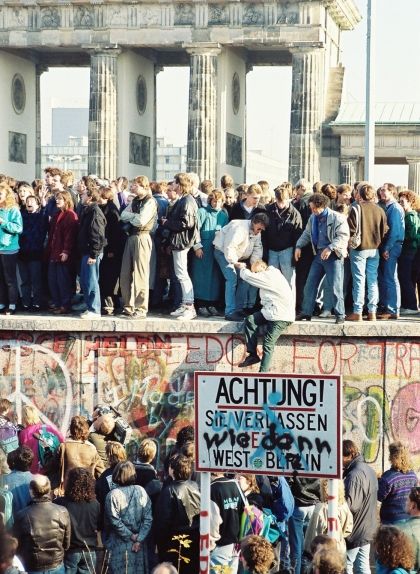 Ciutadans a sobre del mur de Berín a prop de la porta de Brandenburg el 9 de novembre de 1989