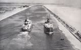 Dos vaixells naveguen al Canal de Suez