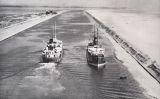 Dos vaixells naveguen al Canal de Suez Dos vaixells naveguen al Canal de Suez