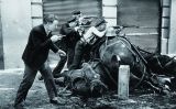 La fotografia 'Guàrdies d'assalt al carrer Diputació'