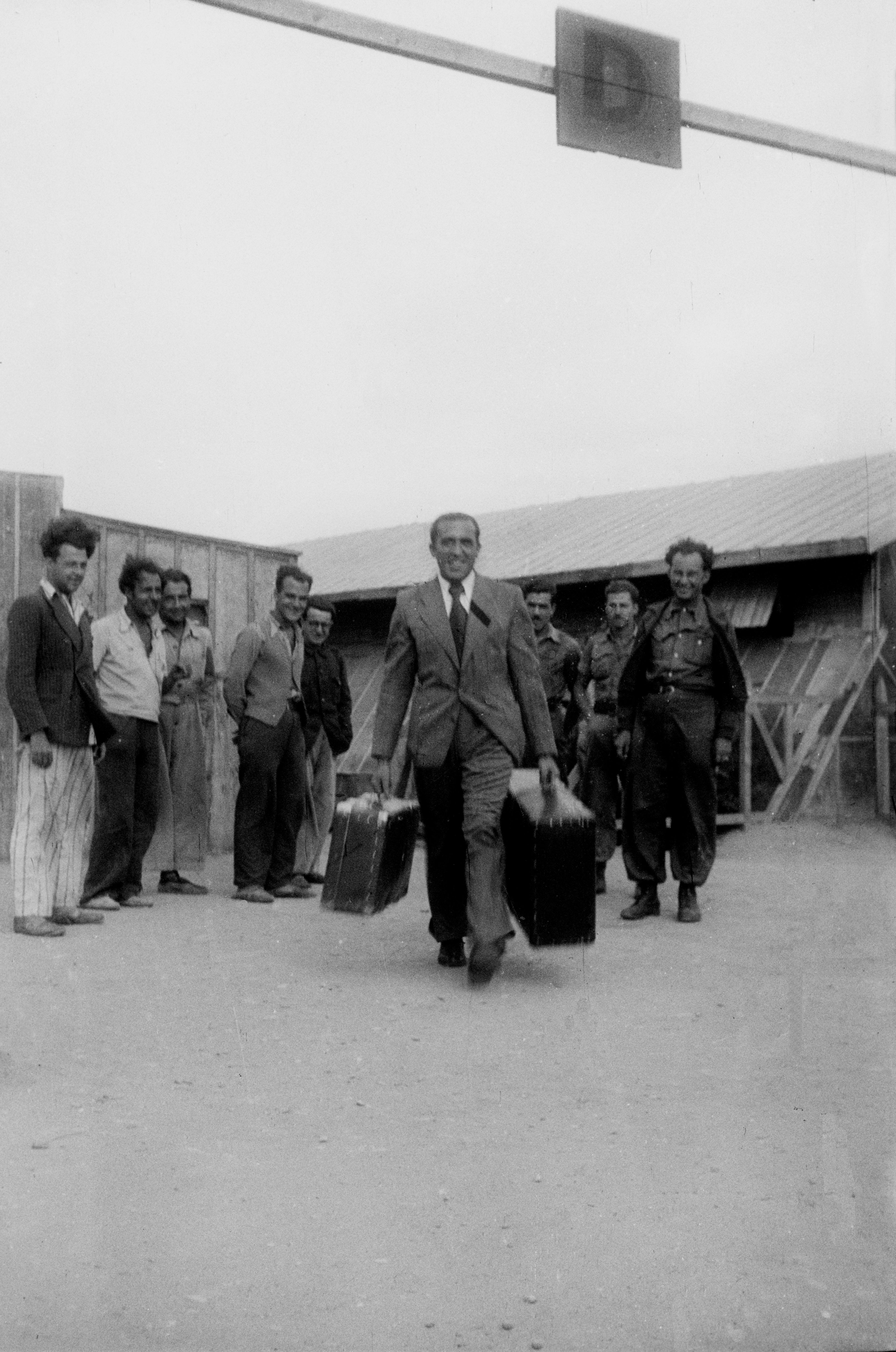 Agustí Centelles sortint del camp de Bram, el març de 1939