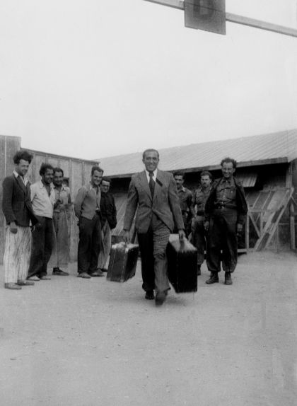 Agustí Centelles sortint del camp de Bram, el març de 1939