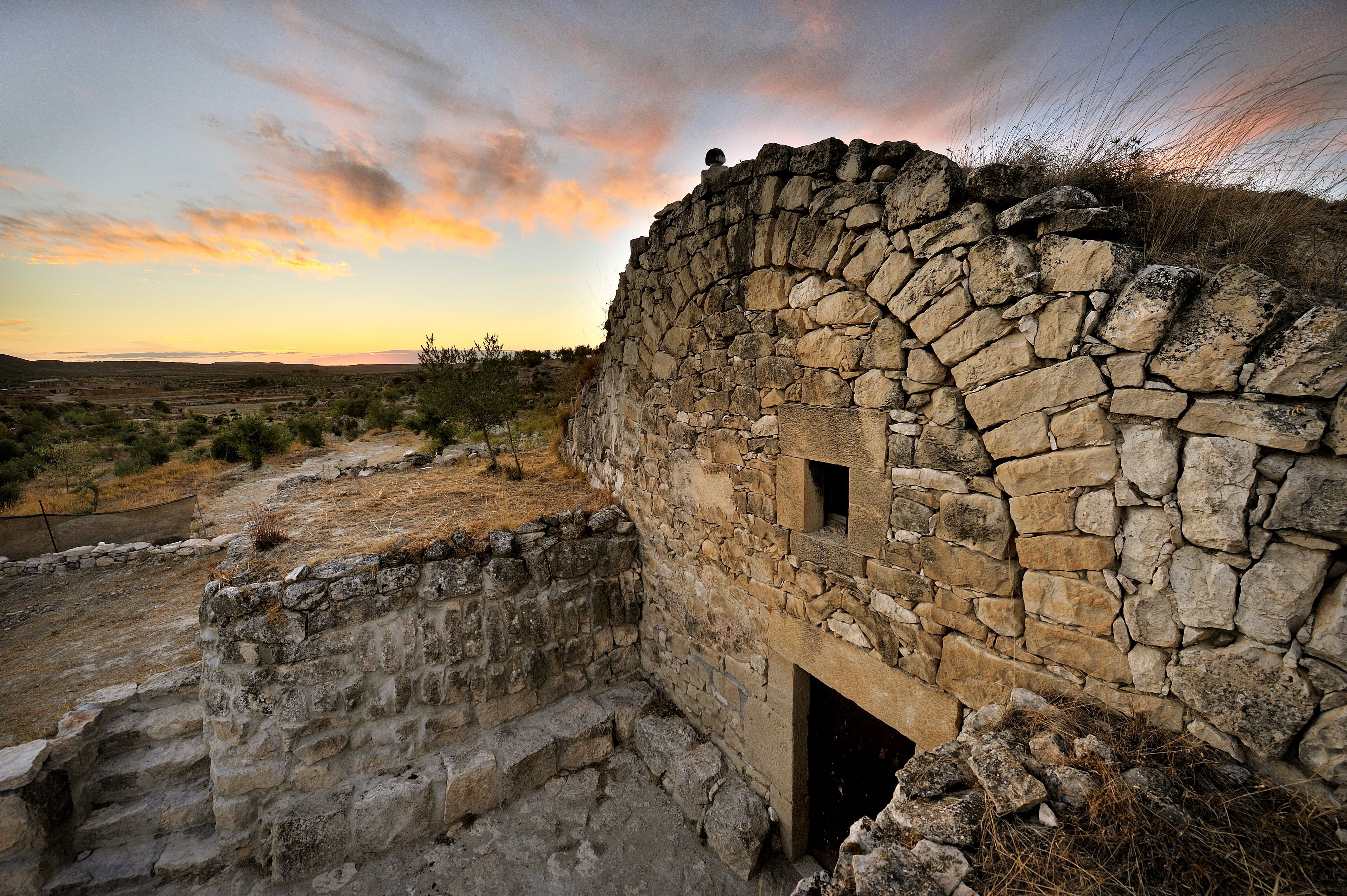 A les Garrigues trobem un miler de barraques d'aquesta mena, fetes de pedra seca, que servien d'aixopluc a pagesos i els seus animals