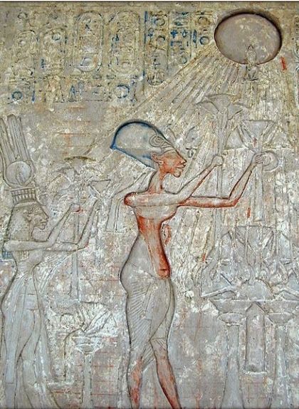 Relleu de Nefertiti, Akhenaton i les seves filles adorant Aton Relleu de Nefertiti, Akhenaton i les seves filles adorant Aton