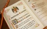 Al frontispici de la Constitució espanyola del 1978 destacava l’escut franquista amb l’àliga nimbada, el jou i les fletxes Al frontispici de la Constitució espanyola del 1978 destacava l’escut franquista amb l’àliga nimbada, el jou i les fletxes