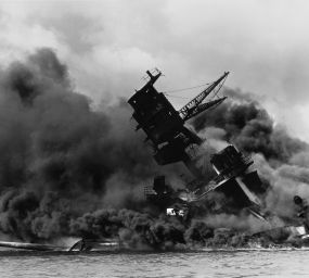 L''USS Arizona' (BB 39) en flames després de l'atac a la base naval de Pearl Harbor