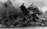 L''USS Arizona' (BB 39) en flames després de l'atac a la base naval de Pearl Harbor L''USS Arizona' (BB 39) en flames després de l'atac a la base naval de Pearl Harbor