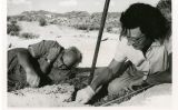 Mary Leakey i Louis Leakey, cavant al jaciment de la gorja d'Olduvai, a Tanzània