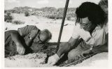 Mary Leakey i Louis Leakey, cavant al jaciment de la gorja d'Olduvai, a Tanzània Mary Leakey i Louis Leakey, cavant al jaciment de la gorja d'Olduvai, a Tanzània