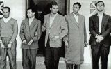 Ahmed Ben Bella (el primer, per l'esquerra), després de ser arrestat el 22 d'octubre de 1956 Ahmed Ben Bella (el primer, per l'esquerra), després de ser arrestat el 22 d'octubre de 1956