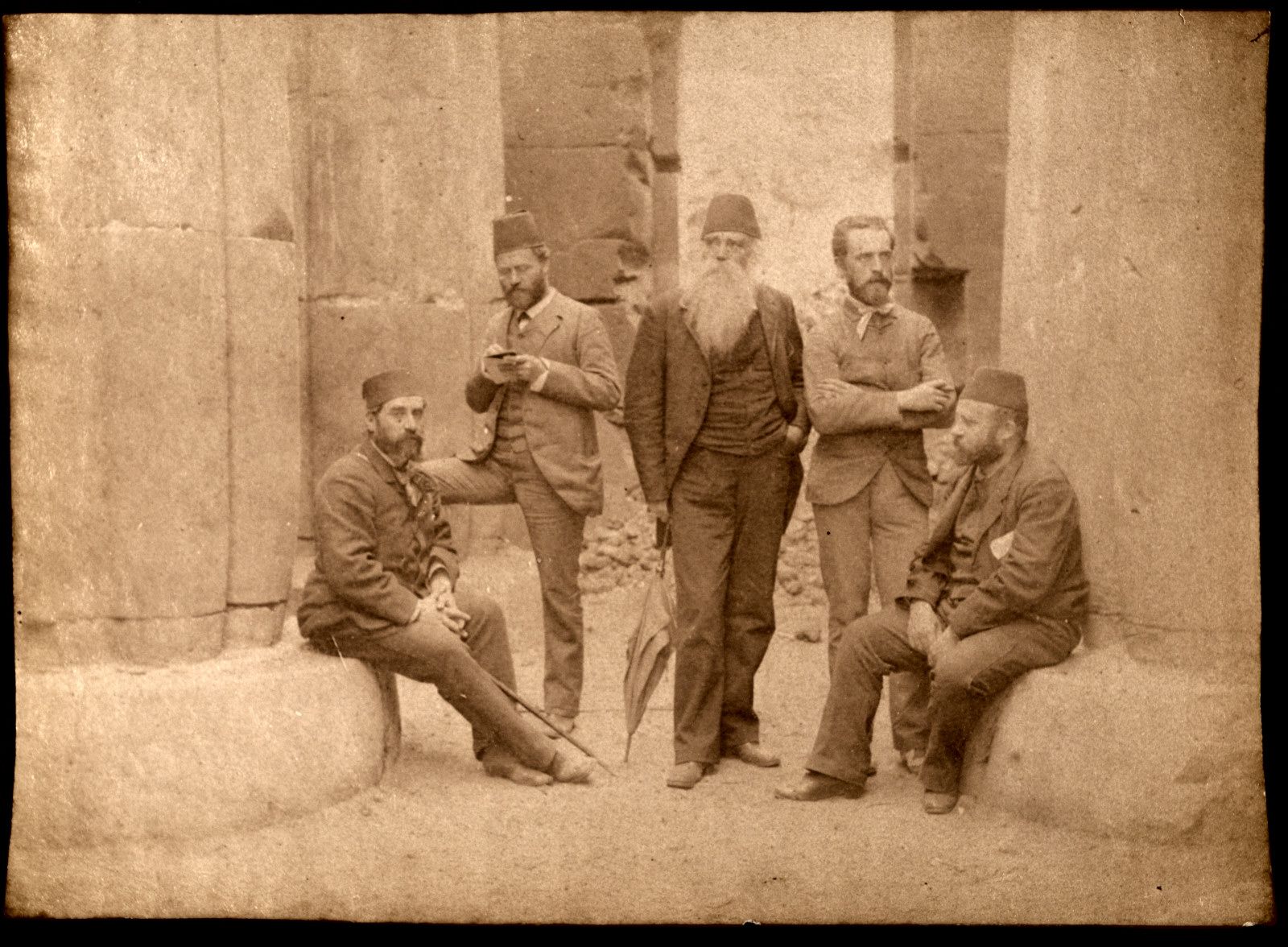 Eduard Toda (segon per l'esquerra) durant la seva estada a Egipte