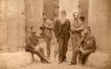 Eduard Toda (segon per l'esquerra) durant la seva estada a Egipte Eduard Toda (segon per l'esquerra) durant la seva estada a Egipte