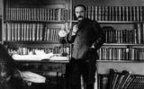 Kipling al seu estudi a Naulakha (Vermont, els Estats Units), el 1895 Kipling al seu estudi a Naulakha (Vermont, els Estats Units), el 1895