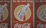 Publicitat de Coca-Cola pintada a una paret Publicitat de Coca-Cola pintada a una paret