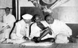 Gandhi, Jawaharlal Nehru i Sardar Vallabhbhai Patel a Bombai, l'any 1946 Gandhi, Jawaharlal Nehru i Sardar Vallabhbhai Patel a Bombai, l'any 1946