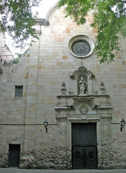 Marques del bombardeig a la façana de l'església de Sant Felip Neri