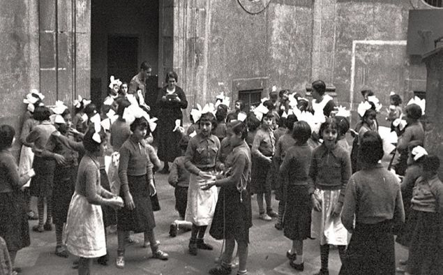 Els nens evacuats d'Alcalá de Henares jugant a la plaça Sant Felip Neri