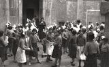 Els nens evacuats d'Alcalá de Henares jugant a la plaça Sant Felip Neri Els nens evacuats d'Alcalá de Henares jugant a la plaça Sant Felip Neri