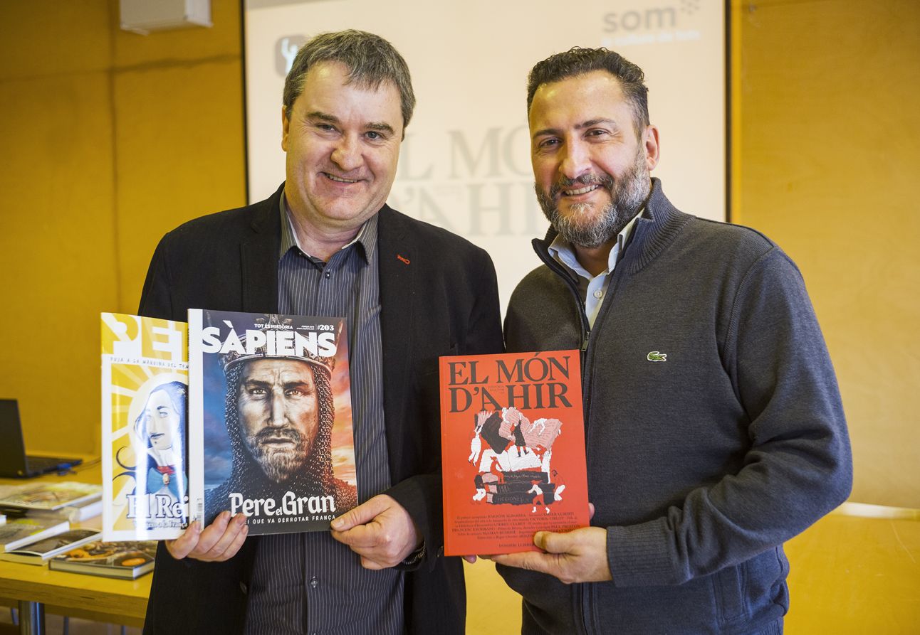 Jordi Creus i Toni Soler en la presentació de la nova editorial a la biblioteca Vapor Vell de Sants