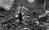 Repartidor de llet treballant en un carrer de Londres el 9 d'octubre del 1940 Repartidor de llet treballant en un carrer de Londres el 9 d'octubre del 1940