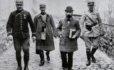 Landru envoltat de gendarmes abans del judici Landru envoltat de gendarmes abans del judici