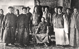 El tretzè dalai-lama, al centre, el 1910 El tretzè dalai-lama, al centre, el 1910