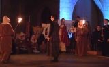 Captura d'un vídeo de la representació del misteri de la llum, que té lloc a l'església del Carme de Manresa durant la Fira de l'Aixada del municipi del Bages Captura d'un vídeo de la representació del misteri de la llum, que té lloc a l'església del Carme de Manresa durant la Fira de l'Aixada del municipi del Bages