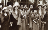 D'esquerra a dreta: la gran duquessa Anastàsia, la gran duquessa Olga, Nicolau II, Tsarevich Alexei, la gran duquessa Tatiana i la gran duquessa Maria.