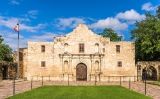 Capella d'El Álamo, del 1757, una de les poques construccions que resta dempeus del conjunt original. Es troba al centre històric de San Antonio i és l’indret turístic més visitat de Texas Capella d'El Álamo, del 1757, una de les poques construccions que resta dempeus del conjunt original. Es troba al centre històric de San Antonio i és l’indret turístic més visitat de Texas
