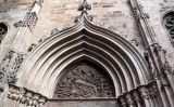 Decoracions de la porta de la basílica de Santa Maria del Mar Decoracions de la porta de la basílica de Santa Maria del Mar