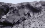 El geògraf Ceferí Rocafort davant la roca dels Moros del Cogul
