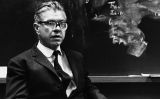 Fred Hoyle al seu laboratori l'any 1967