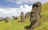 Moais enterrats al voltant del volcà Rano Raraku Moais enterrats al voltant del volcà Rano Raraku