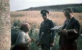 Una dona gitana amb un oficial de policia alemany i el científic nazi Robert Ritter