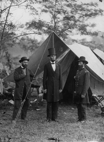 Lincoln i Pinkerton al principal escenari de la guerra a la zona oriental, durant la batalla d'Antietam, Maryland, setembre-octubre del 1862 Lincoln i Pinkerton al principal escenari de la guerra a la zona oriental, durant la batalla d'Antietam, Maryland, setembre-octubre del 1862