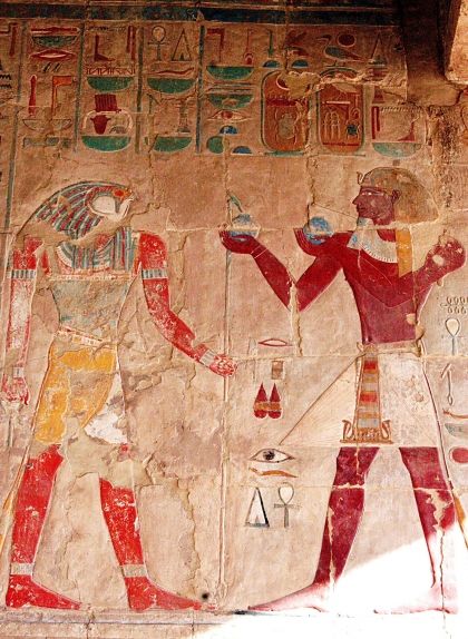 Relleu que representa Tuthmosis III fent una ofrena al déu Sokaris , al temple de Hatshepsut, a Egipte Relleu que representa Tuthmosis III fent una ofrena al déu Sokaris , al temple de Hatshepsut, a Egipte