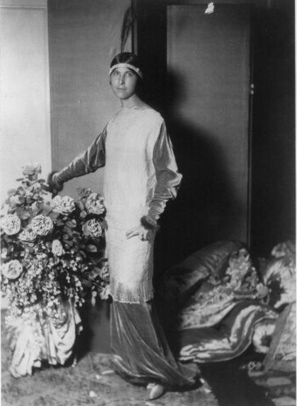 L'esposa de Paul Poiret amb un disseny del seu marit, el 1913 L'esposa de Paul Poiret amb un disseny del seu marit, el 1913